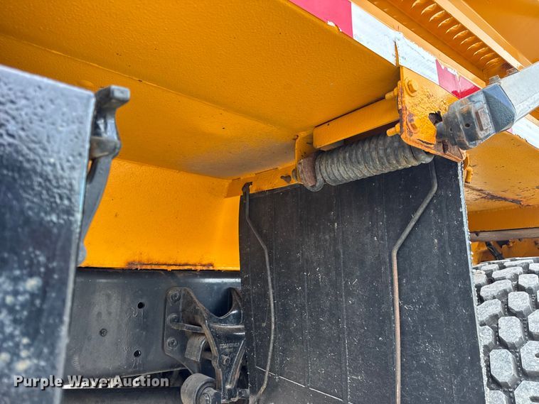 image for item EN0901 2006 International 7400 dump truck