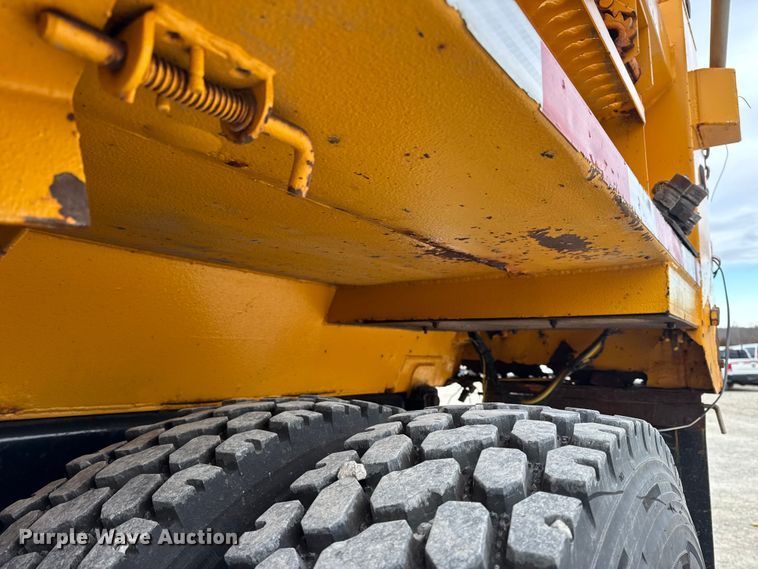 image for item EN0901 2006 International 7400 dump truck