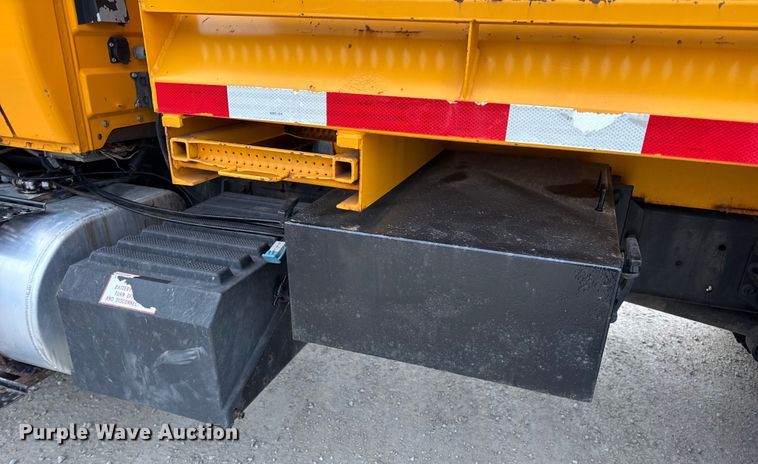 image for item EN0901 2006 International 7400 dump truck