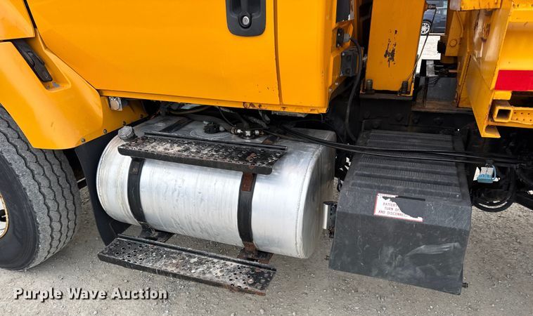 image for item EN0901 2006 International 7400 dump truck