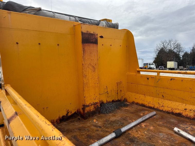 image for item EN0901 2006 International 7400 dump truck