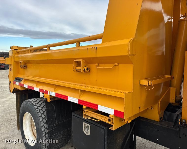 image for item EN0901 2006 International 7400 dump truck