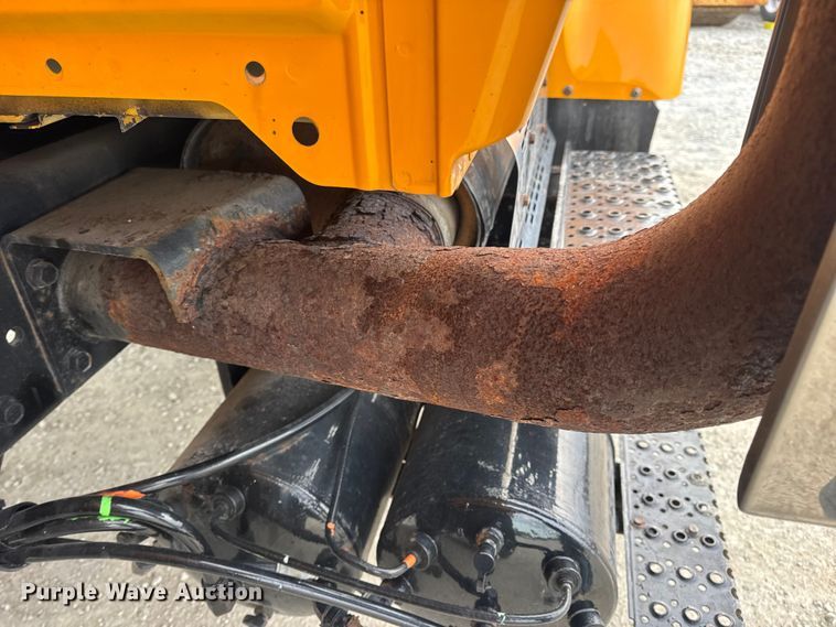 image for item EN0901 2006 International 7400 dump truck