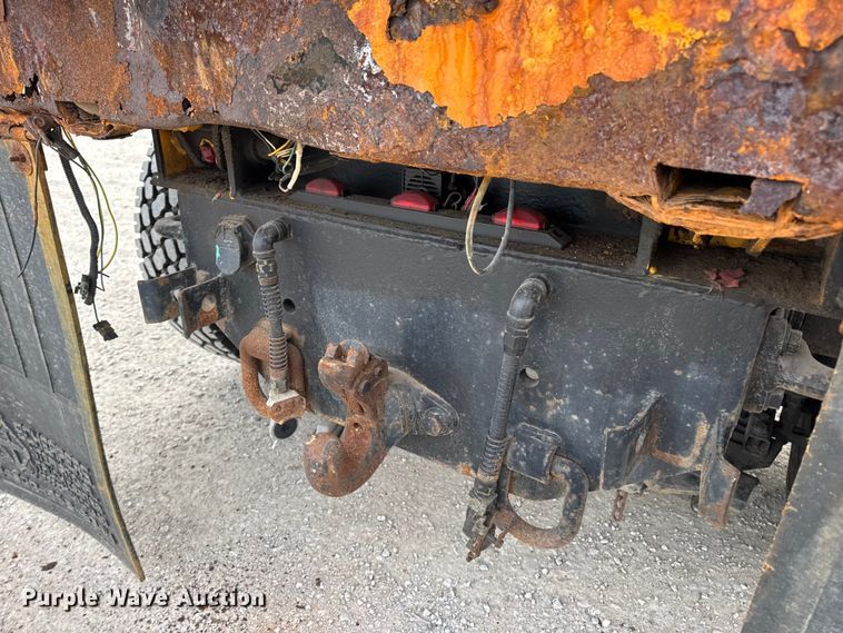 image for item EN0901 2006 International 7400 dump truck