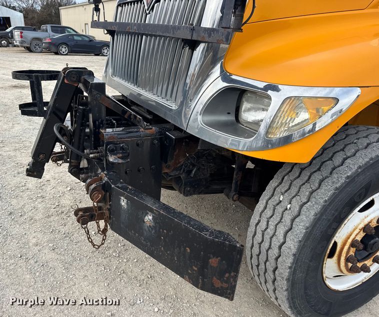 image for item EN0901 2006 International 7400 dump truck