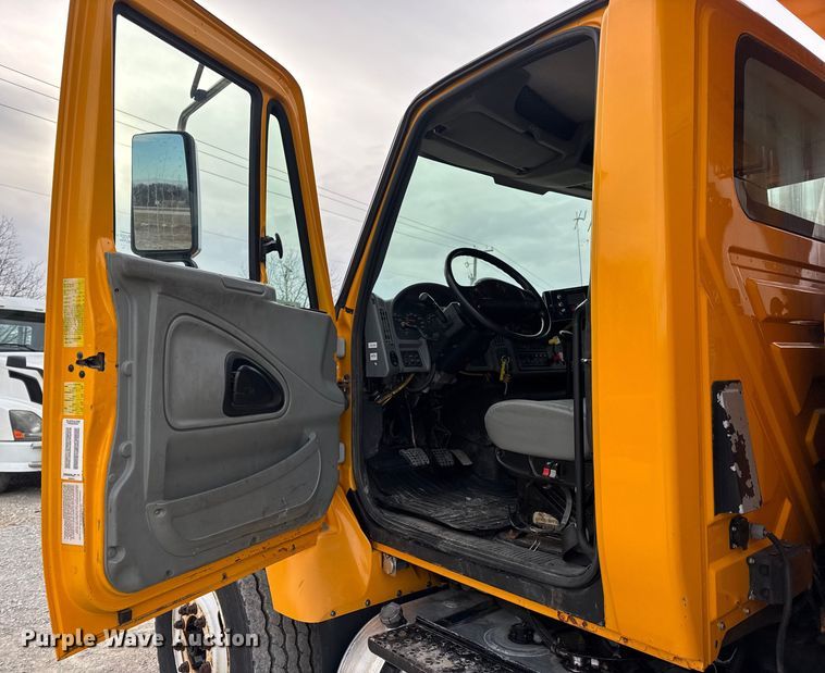 image for item EN0901 2006 International 7400 dump truck