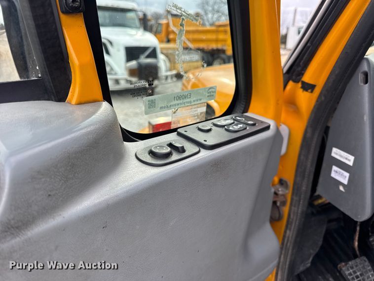 image for item EN0901 2006 International 7400 dump truck