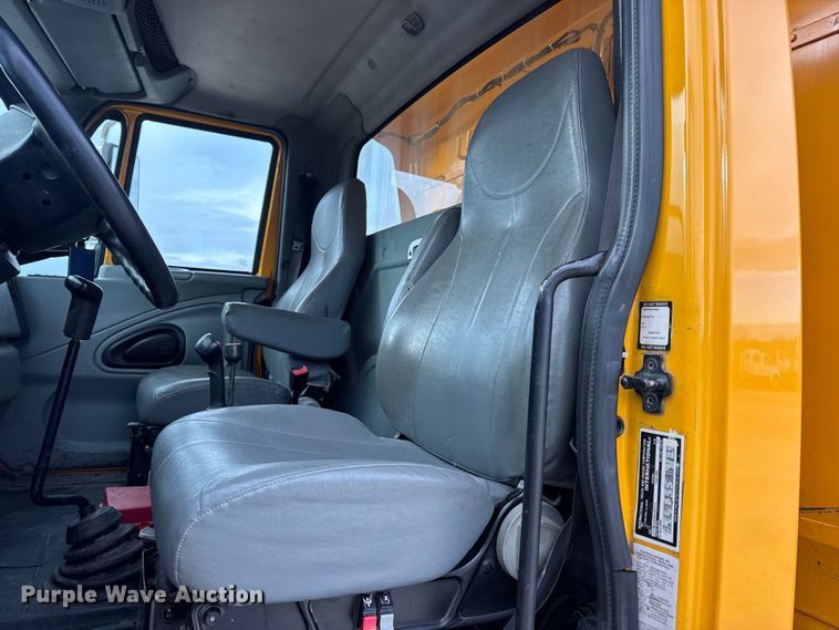 image for item EN0901 2006 International 7400 dump truck