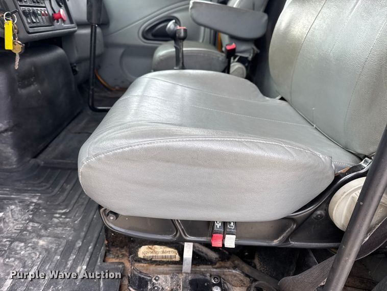 image for item EN0901 2006 International 7400 dump truck