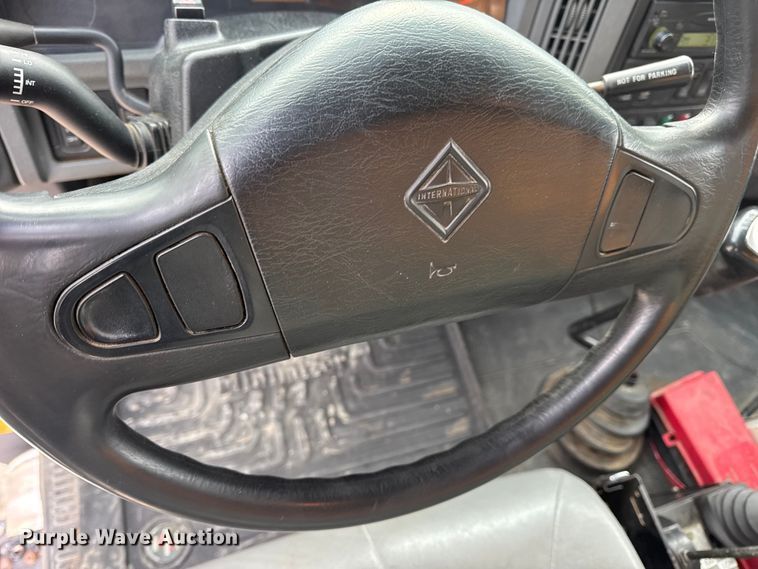 image for item EN0901 2006 International 7400 dump truck