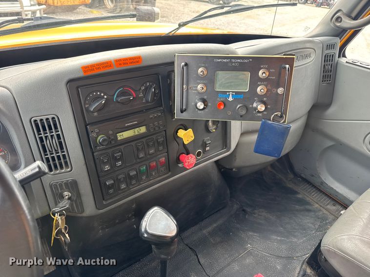 image for item EN0901 2006 International 7400 dump truck