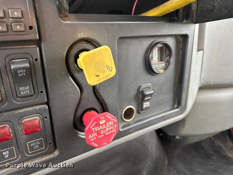 image for item EN0901 2006 International 7400 dump truck