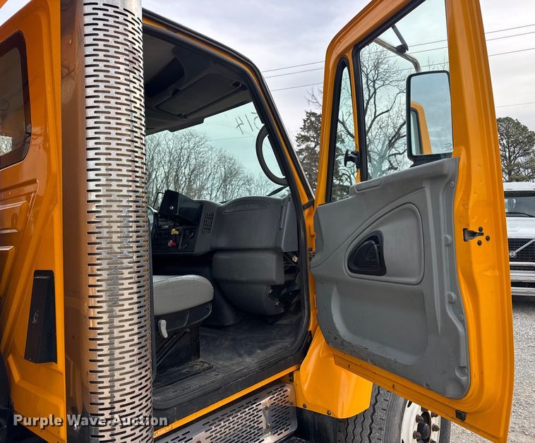 image for item EN0901 2006 International 7400 dump truck