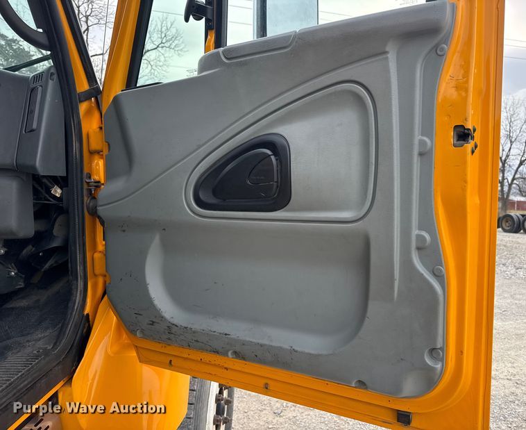 image for item EN0901 2006 International 7400 dump truck