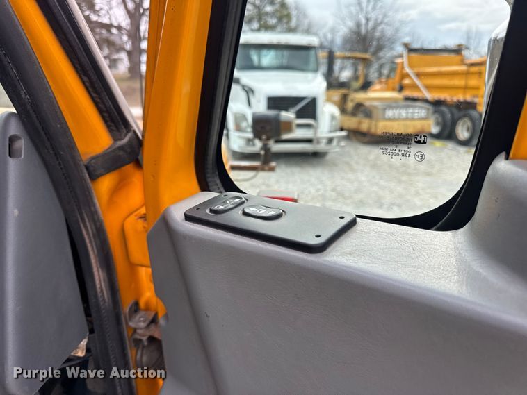 image for item EN0901 2006 International 7400 dump truck