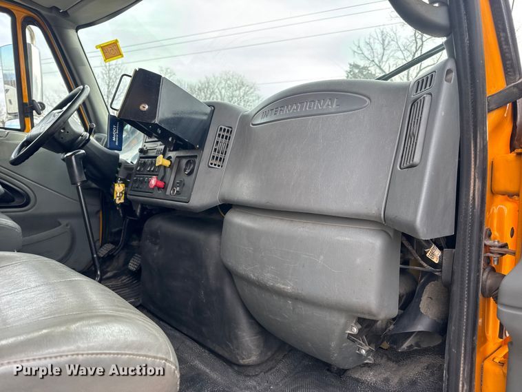 image for item EN0901 2006 International 7400 dump truck