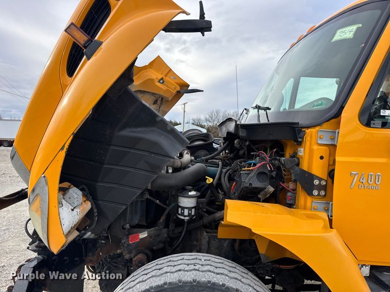 image for item EN0901 2006 International 7400 dump truck