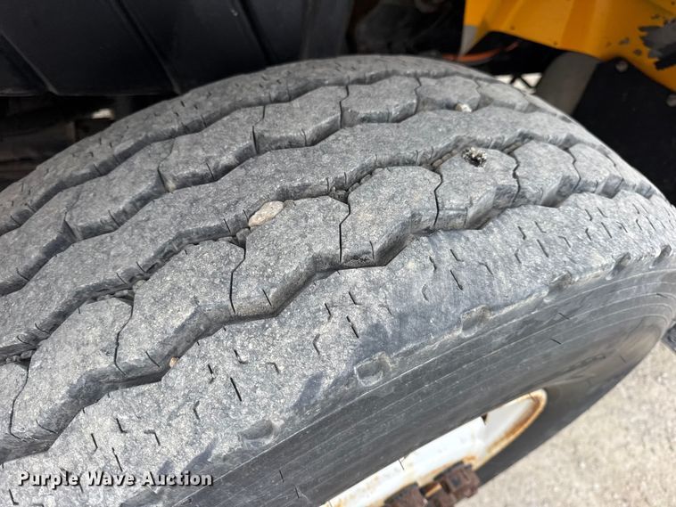 image for item EN0901 2006 International 7400 dump truck