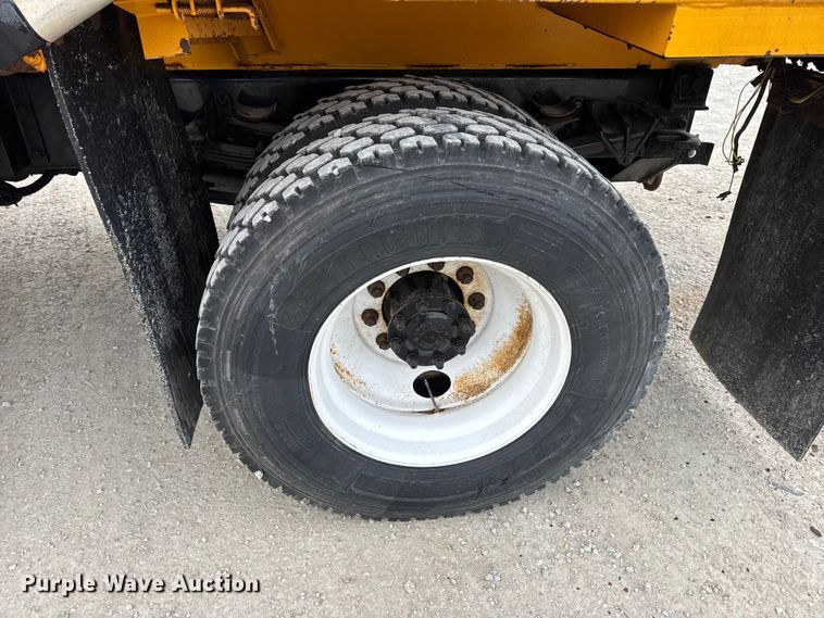 image for item EN0901 2006 International 7400 dump truck