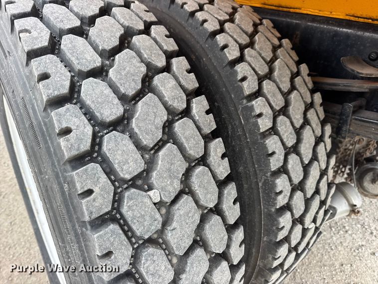 image for item EN0901 2006 International 7400 dump truck