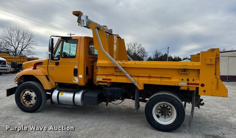 image for item EN0902 2006 International 7400 dump truck