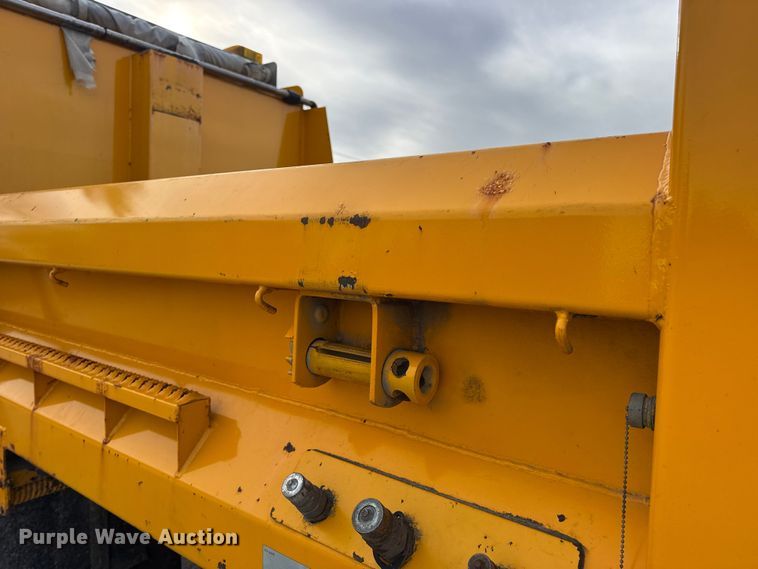 image for item EN0902 2006 International 7400 dump truck