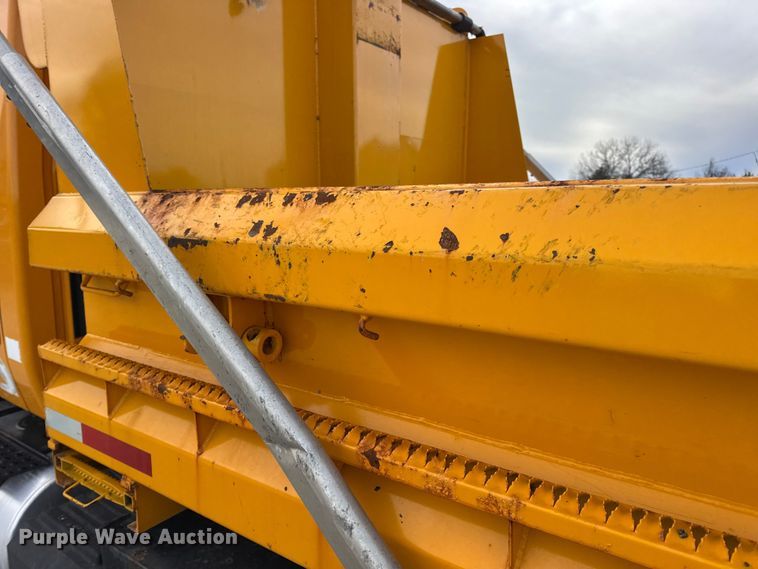 image for item EN0902 2006 International 7400 dump truck