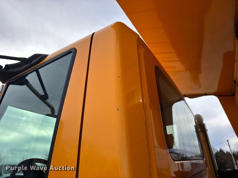 image for item EN0902 2006 International 7400 dump truck