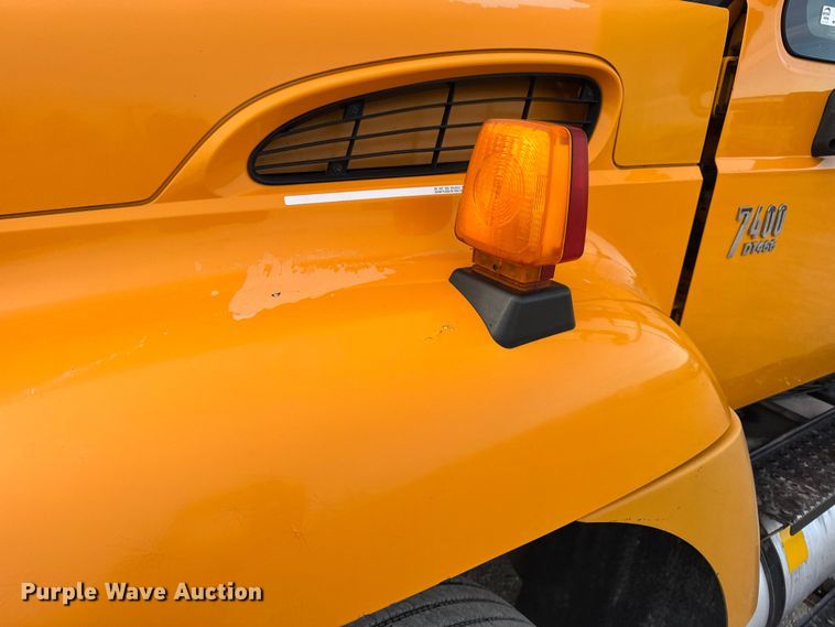 image for item EN0902 2006 International 7400 dump truck