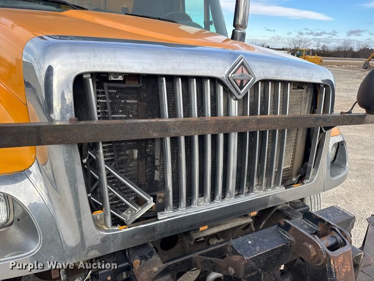 image for item EN0902 2006 International 7400 dump truck