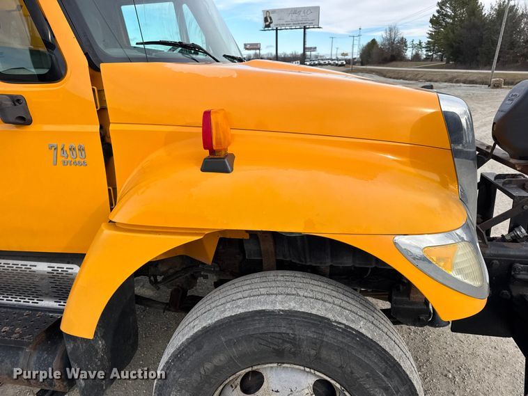 image for item EN0902 2006 International 7400 dump truck