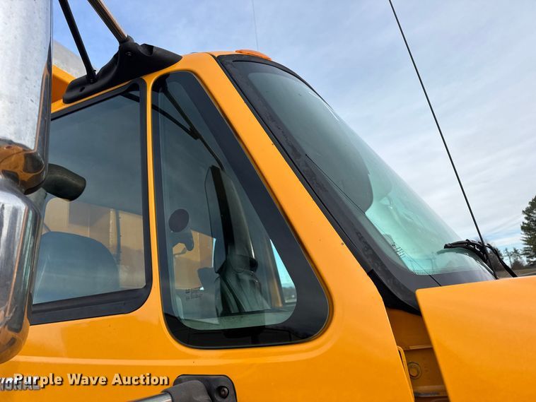 image for item EN0902 2006 International 7400 dump truck