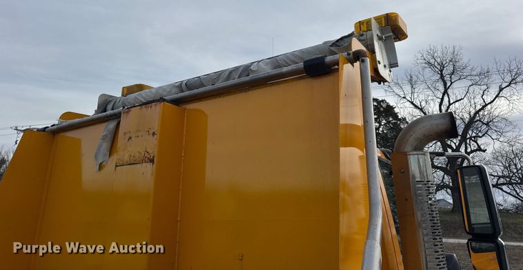 image for item EN0902 2006 International 7400 dump truck