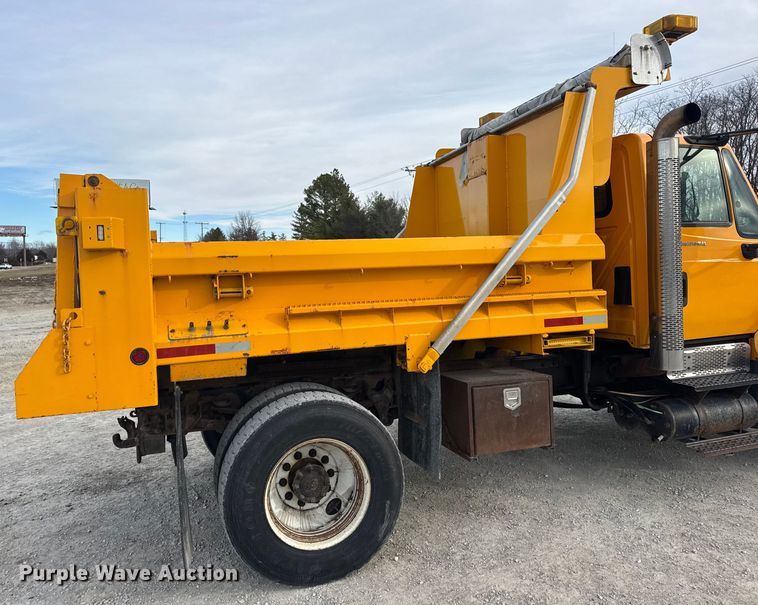 image for item EN0902 2006 International 7400 dump truck