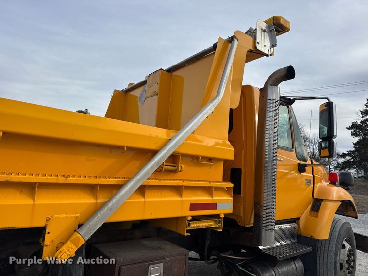 image for item EN0902 2006 International 7400 dump truck
