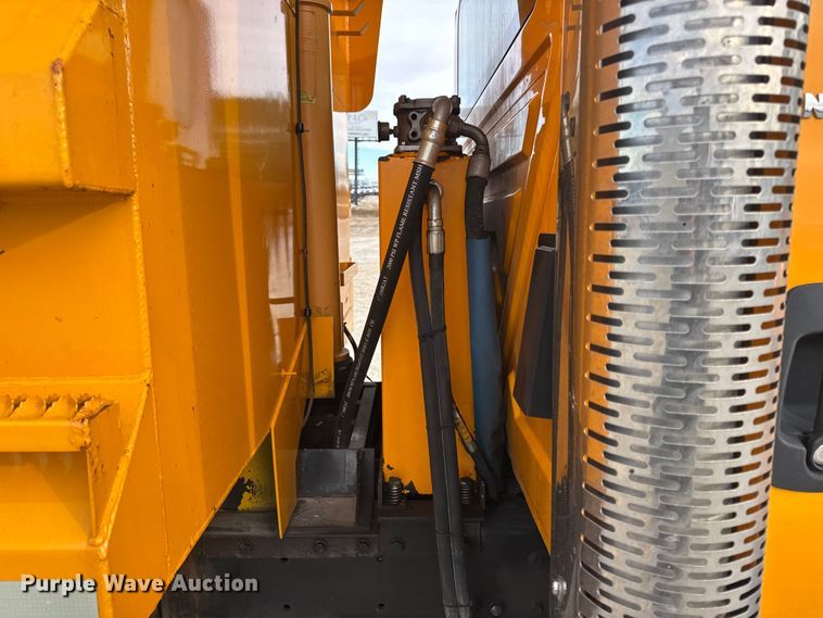 image for item EN0902 2006 International 7400 dump truck