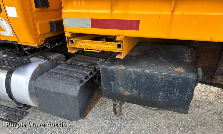 image for item EN0902 2006 International 7400 dump truck