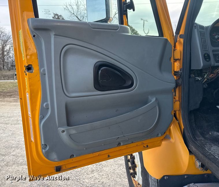 image for item EN0902 2006 International 7400 dump truck