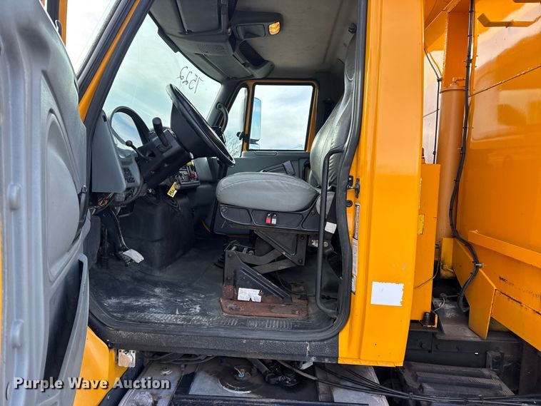 image for item EN0902 2006 International 7400 dump truck