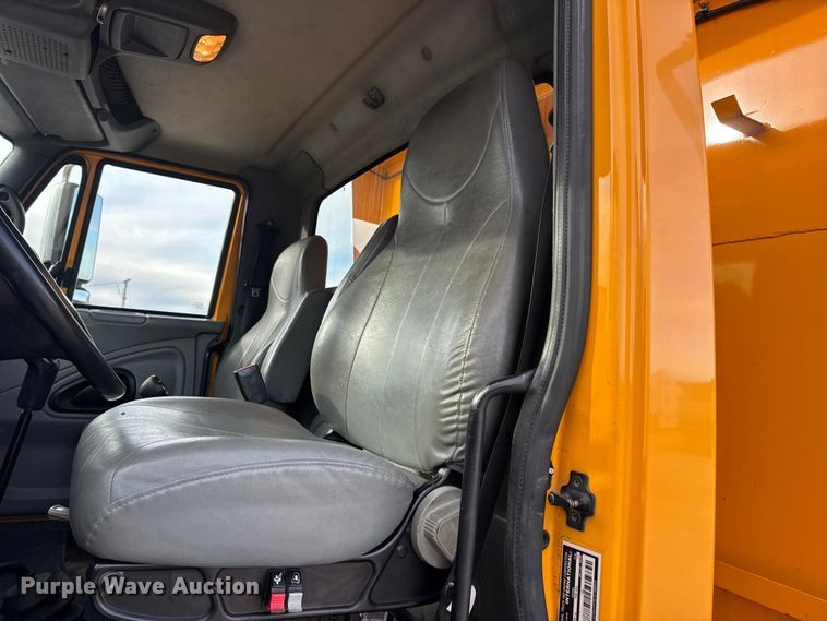 image for item EN0902 2006 International 7400 dump truck