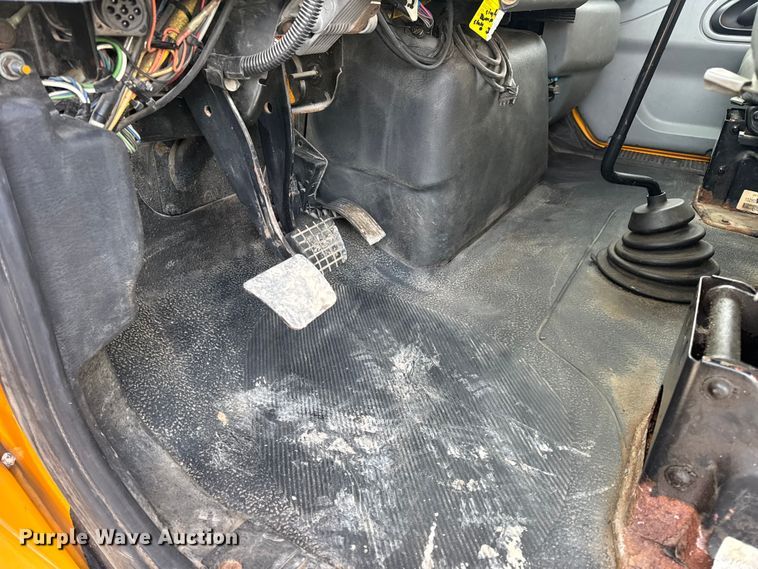 image for item EN0902 2006 International 7400 dump truck