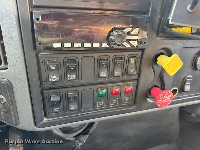 image for item EN0902 2006 International 7400 dump truck