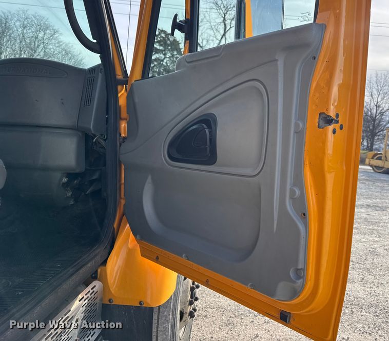 image for item EN0902 2006 International 7400 dump truck