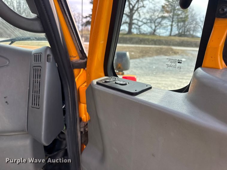 image for item EN0902 2006 International 7400 dump truck