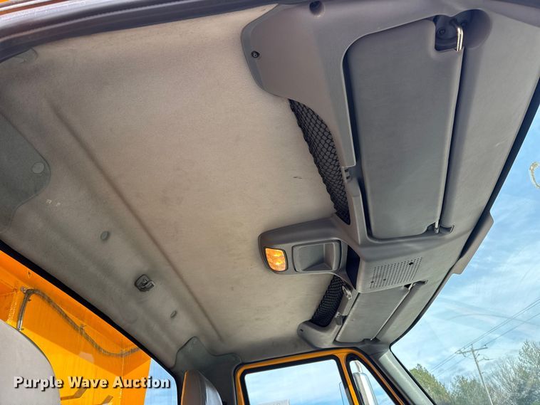 image for item EN0902 2006 International 7400 dump truck