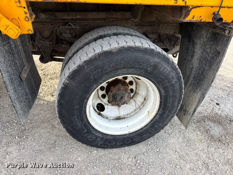 image for item EN0902 2006 International 7400 dump truck