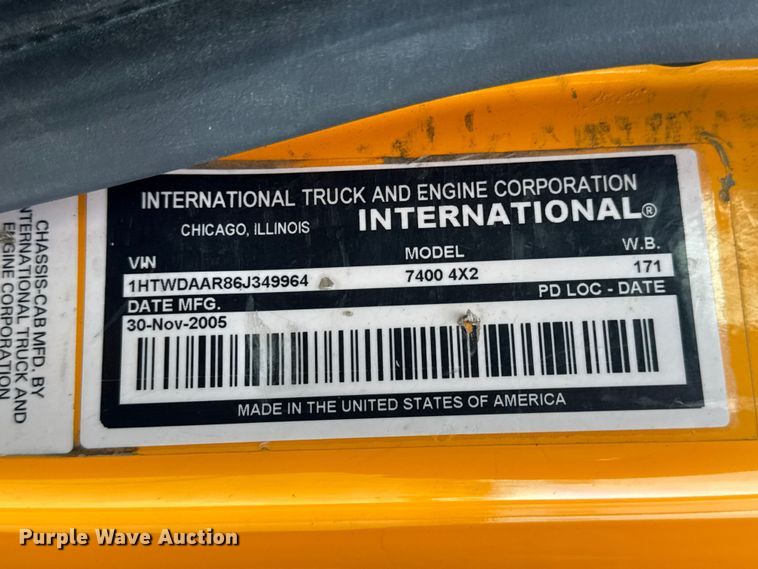 image for item EN0902 2006 International 7400 dump truck