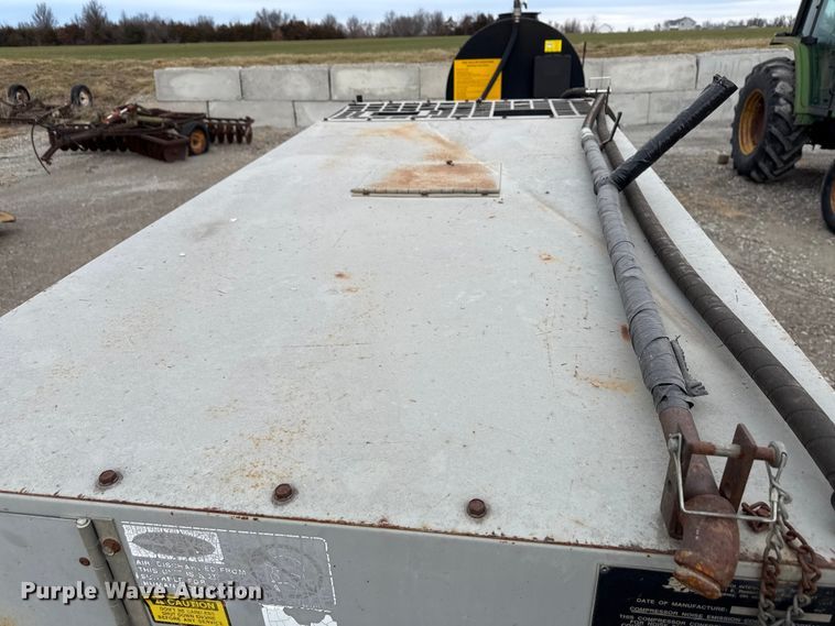 image for item EN3975 1995 LeROI Q185DJ-E air compressor