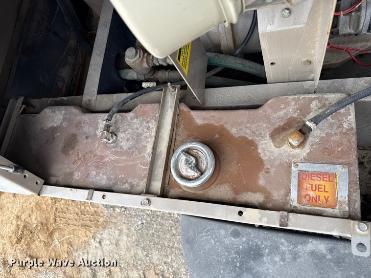 image for item EN3975 1995 LeROI Q185DJ-E air compressor