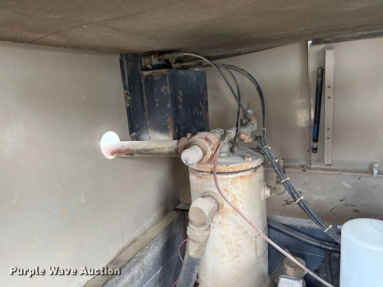 image for item EN3975 1995 LeROI Q185DJ-E air compressor